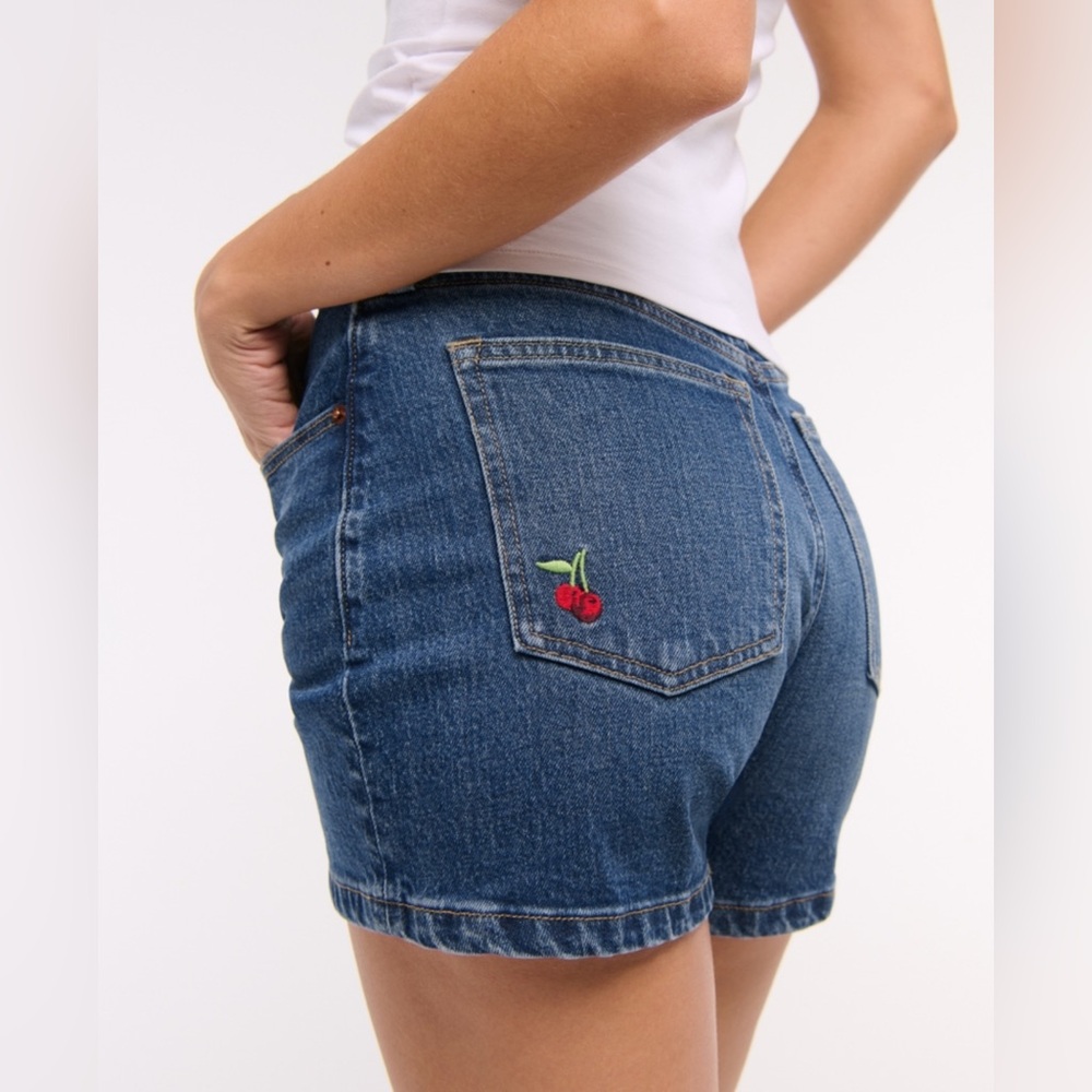 Abercrombie Curve Love High Rise 4" Mom Short size 31 12